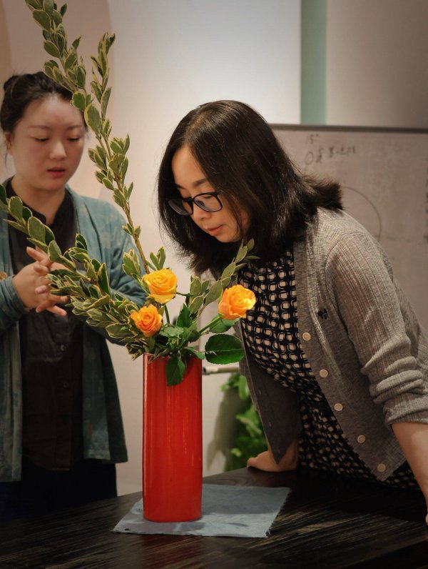 配资咨询 王珞丹转行花艺师首秀！4月10日北京展现场教学，昔日荧幕女神手捧鲜花引围观