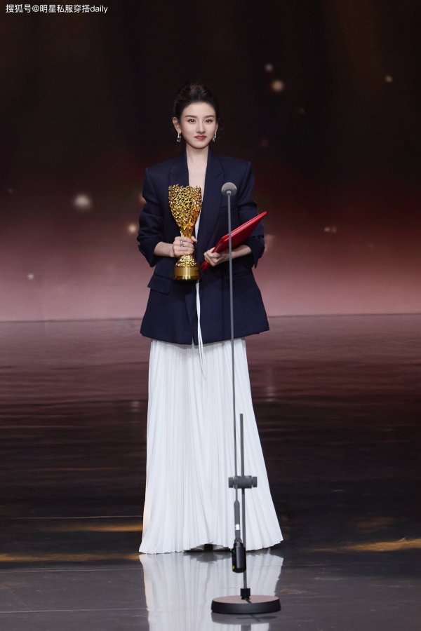 股票配资证券 明星都在穿的“西装+白裙”火了！普通女生这样穿也能美出圈